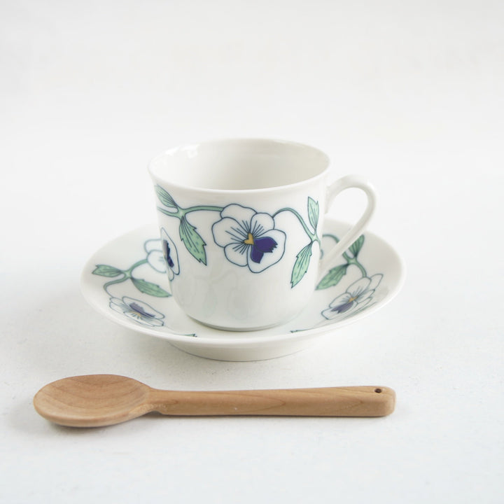 シルビア・レウショヴィウス完全ガイド|「粘土と色彩の詩人」——ロールストランドで27年間花を描き続けた陶芸家