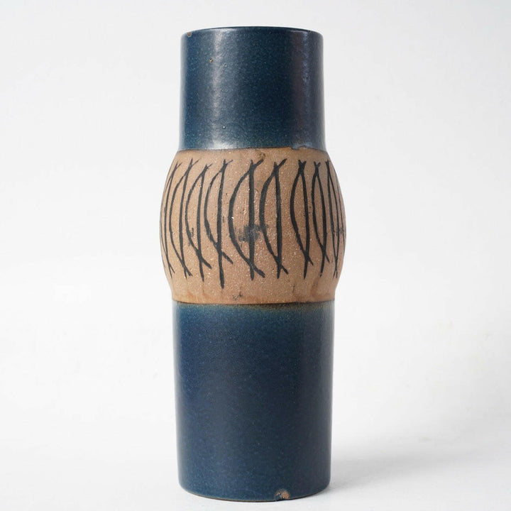 リサ・ラーソン グラナダ(Granada)完全ガイド|濃紺の釉薬とサンド色の素地に、線刻が刻む炻器のシリーズ