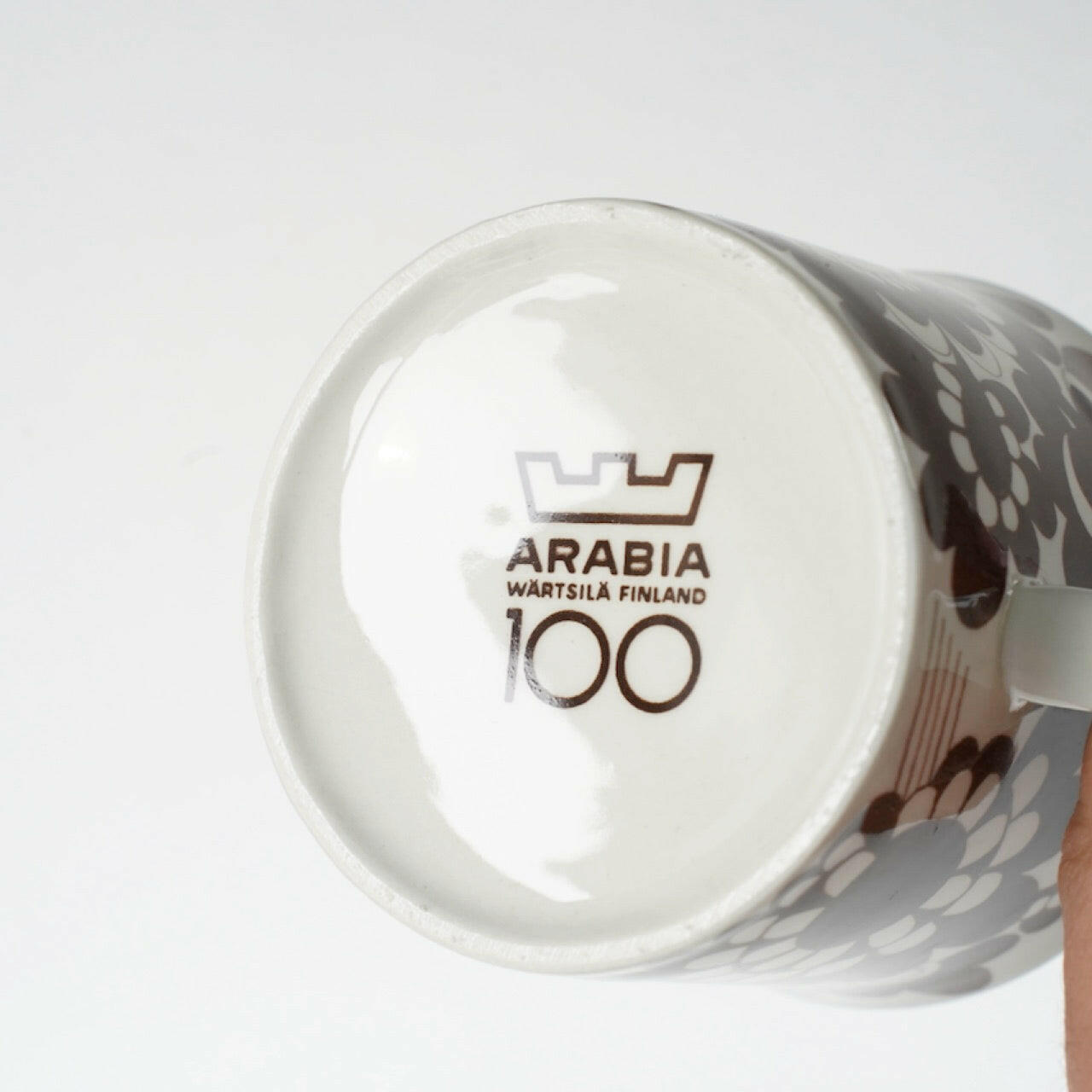 アラビア(ARABIA)100周年記念モデル ブラウンのマグカップ&ソーサー 裏面(バックスタンプ)