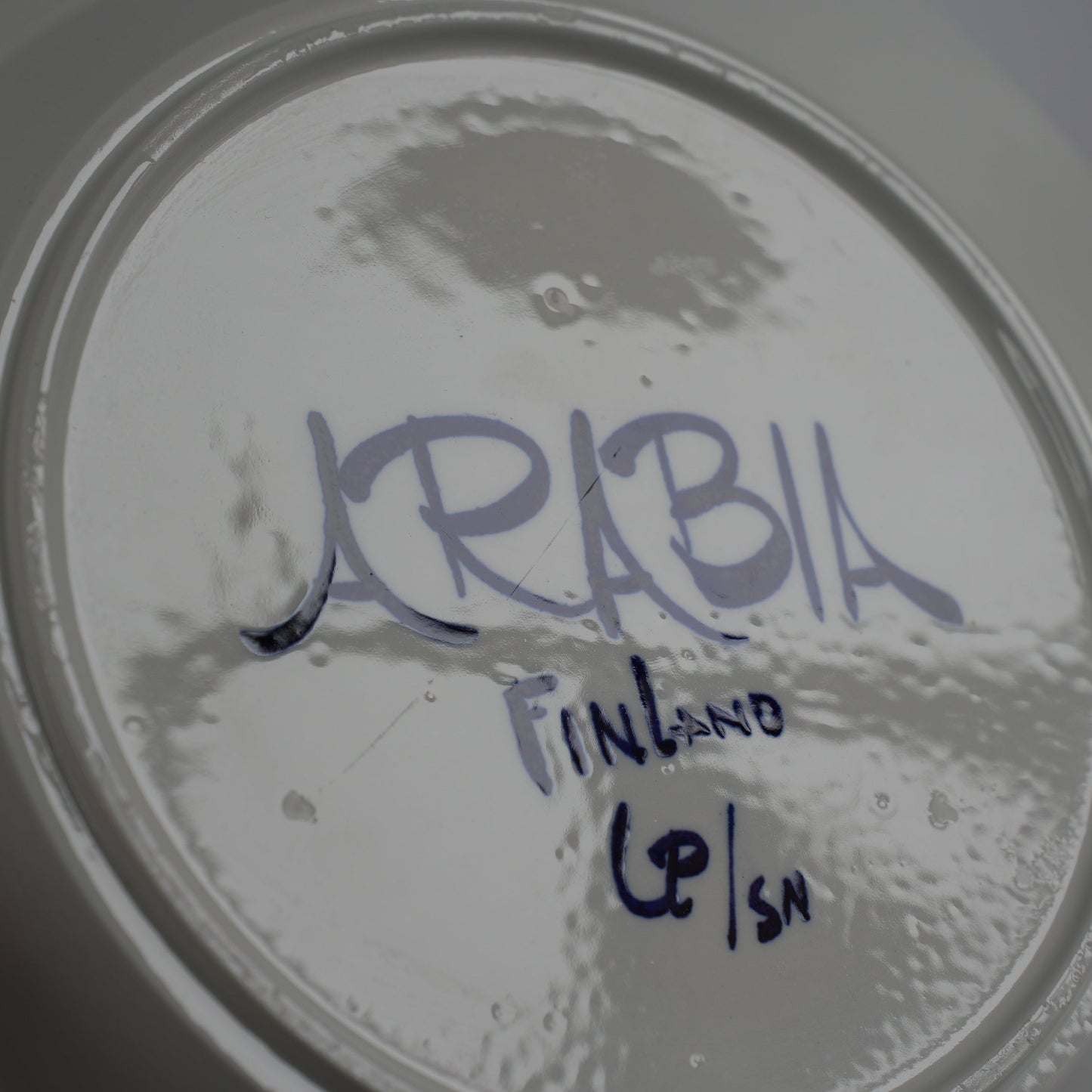ARABIA バレンシア(Valencia)特大36cmプレート 裏面(バックスタンプ)