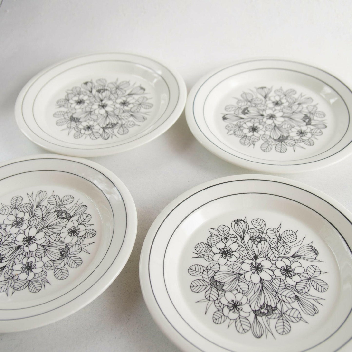 【4枚セット】ARABIA クロッカス(Krokus)ヴィンテージ 17cmプレート - 北欧食器タックショミュッケ