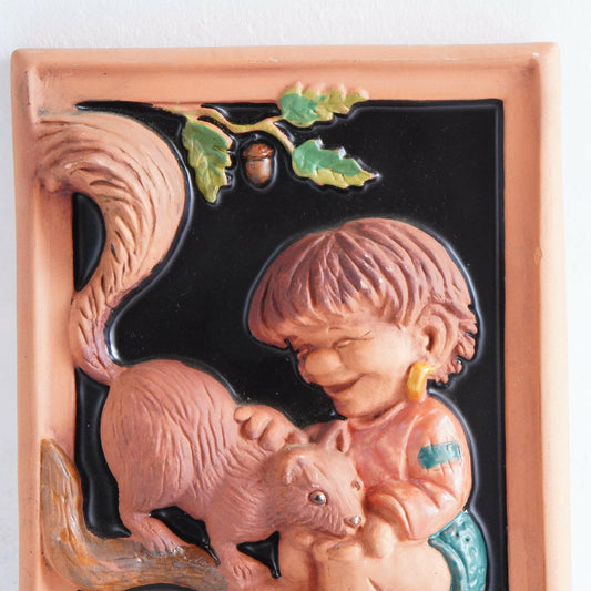 ジイ・ガントフタ 陶板 No. 254「リスとたわむれる少年」 - 全体像