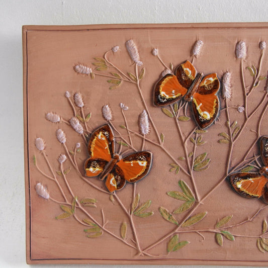 ジイ・ガントフタ 大サイズ陶板 No. 981「カバマダラとカライトソウ」 - 全体像