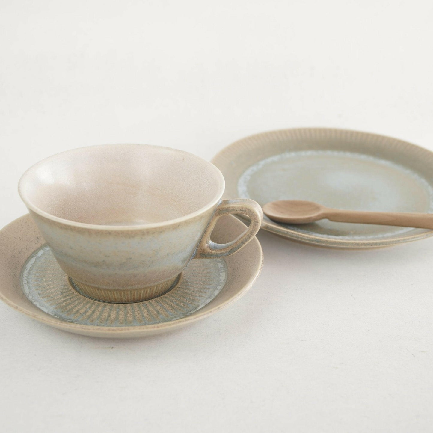 ナブストラップ ヌーボー(Noddebo)ティーカップ・トリオ - 北欧食器タックショミュッケ