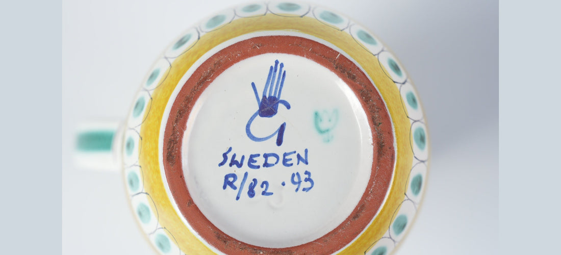 グスタフスベリ・スタジオ期の器の裏面。青い手のマークとG、SWEDEN、R/82・93の手書き