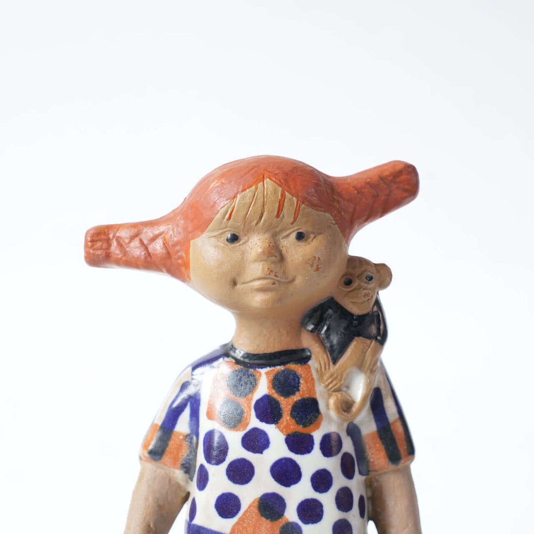 リサ・ラーソンと『長くつ下のピッピ』制作秘話の陶器像、特徴的な髪型の少女と猿