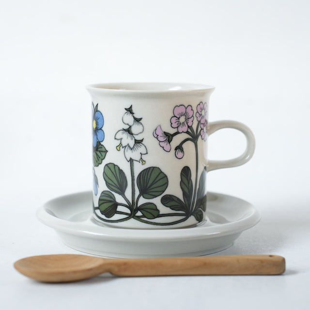 アラビア フローラ（Flora）完全ガイド——手描きの花が咲くフィンランドの名作食器