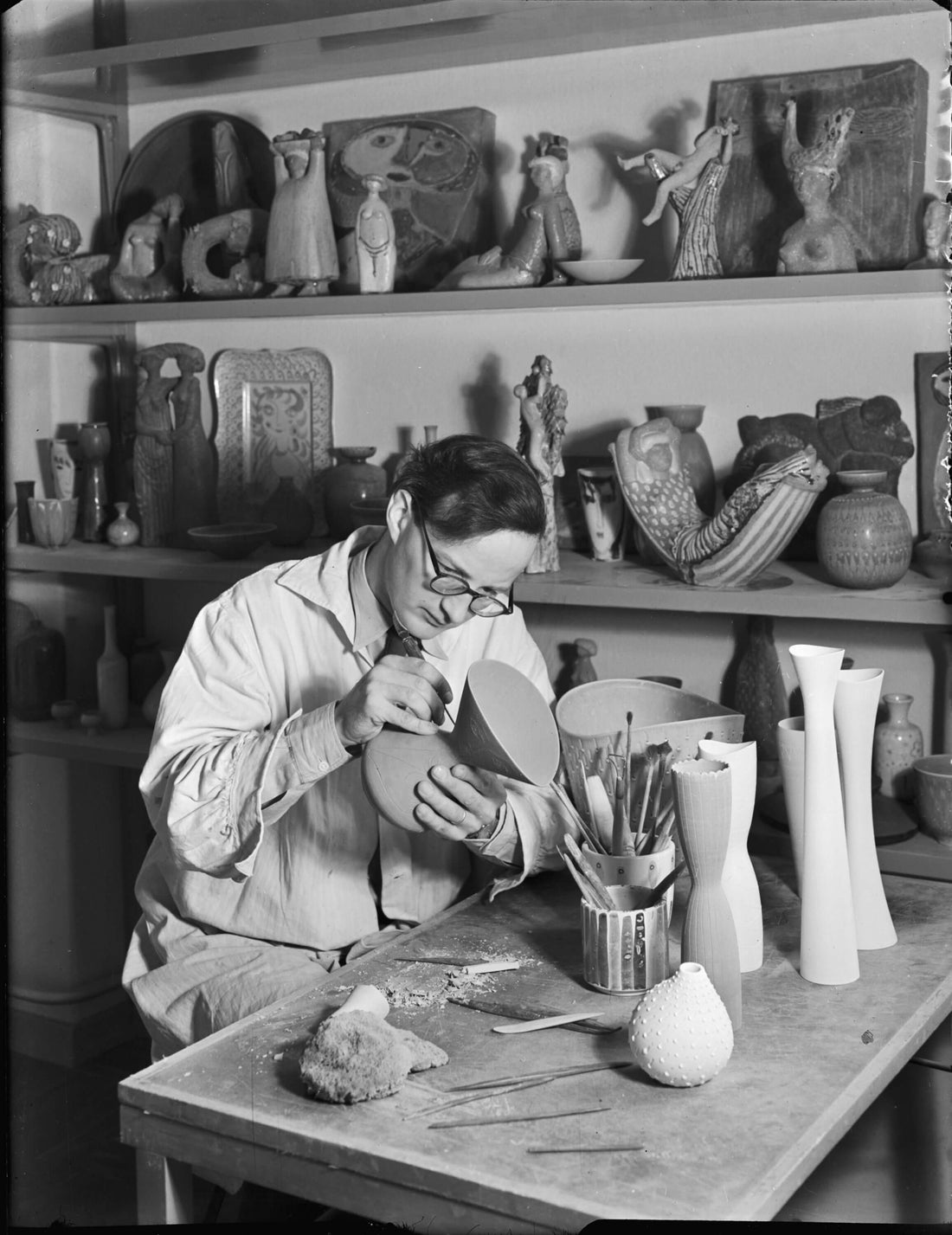 スティグ・リンドベリが陶器を制作する様子と作品を展示した棚の背景【北欧ミッドセンチュリーの巨匠】スティグ・リンドベリの生涯〜人気作「ベルサ」と家族の絆〜