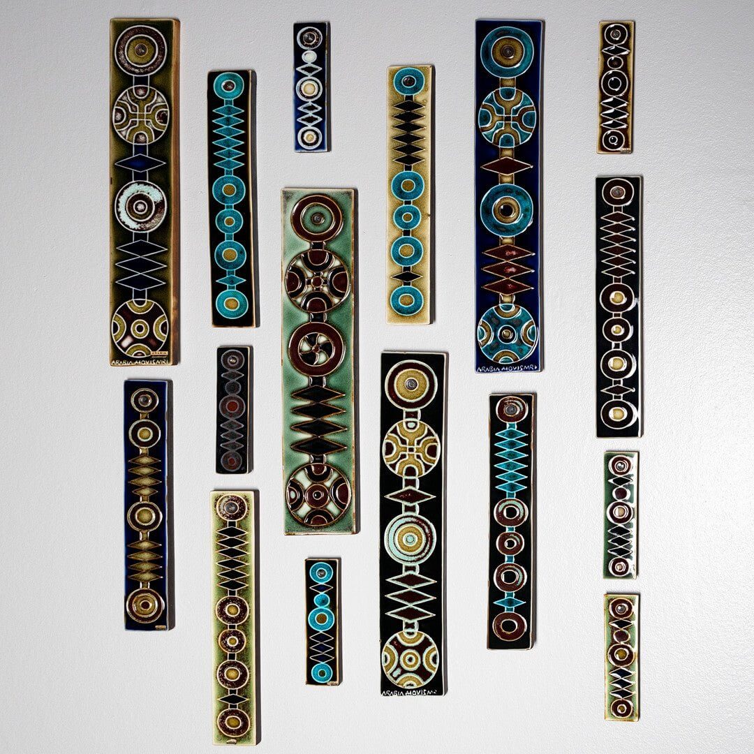 北欧ヴィンテージ陶板とラーゴムの価値観の装飾的なアート作品が壁に飾られています。