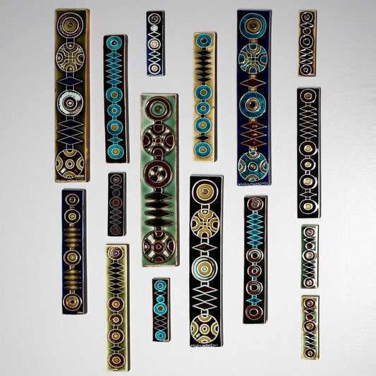 北欧ヴィンテージ陶板とラーゴムの価値観の装飾的なアート作品が壁に飾られています。