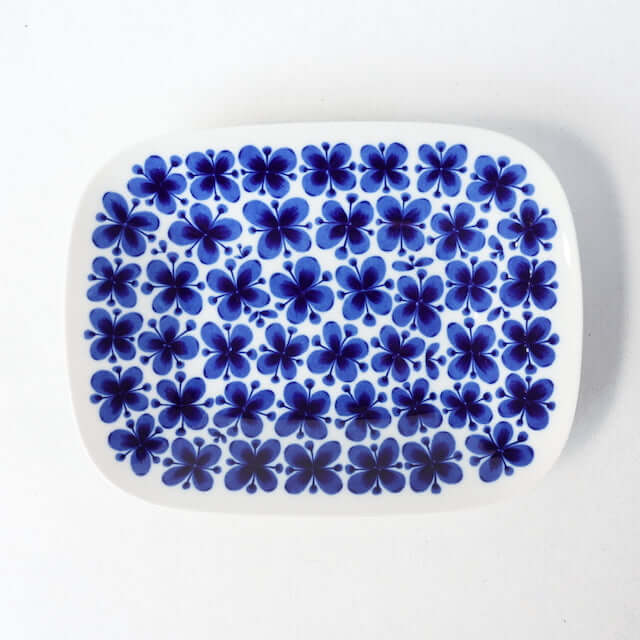 マリアンヌ・ウェストマンの生涯と傑作モナミ：伝説の北欧デザイナーを徹底解説の花柄皿