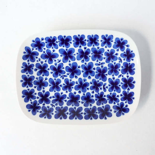 マリアンヌ・ウェストマンの生涯と傑作モナミ：伝説の北欧デザイナーを徹底解説の花柄皿