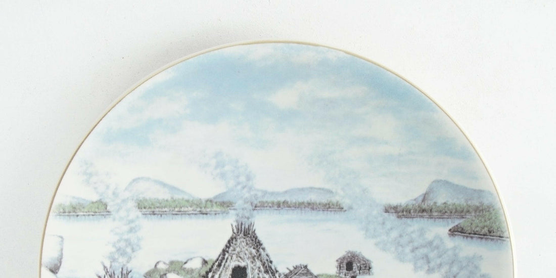 ラップランドの湖を描いた陶板｜サーミのコタと丸太小屋、遠くに連なる山並み