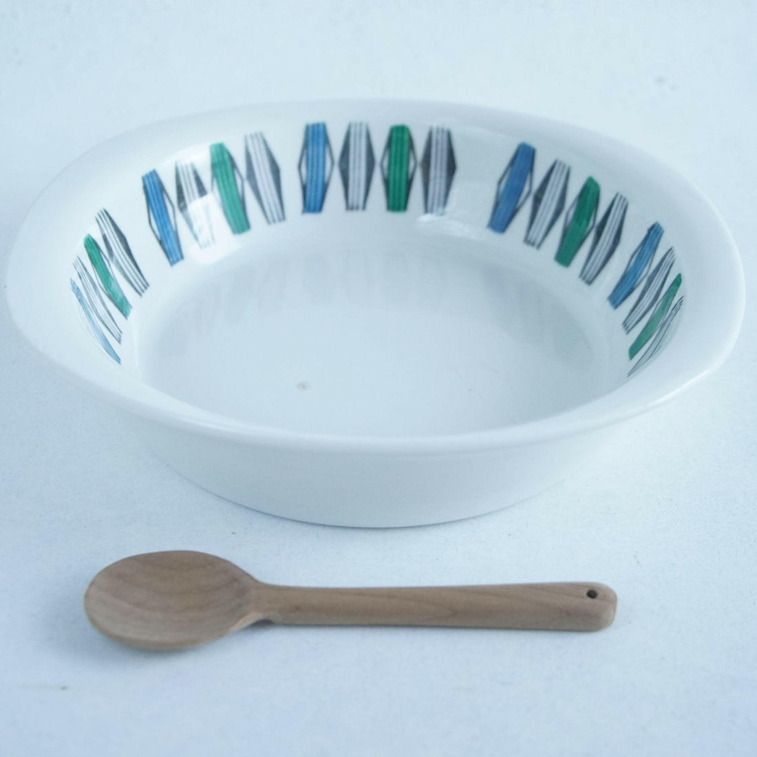 白いボウル｜青と緑の縦長の粒模様が縁を一周する北欧ヴィンテージ食器と木のスプーン