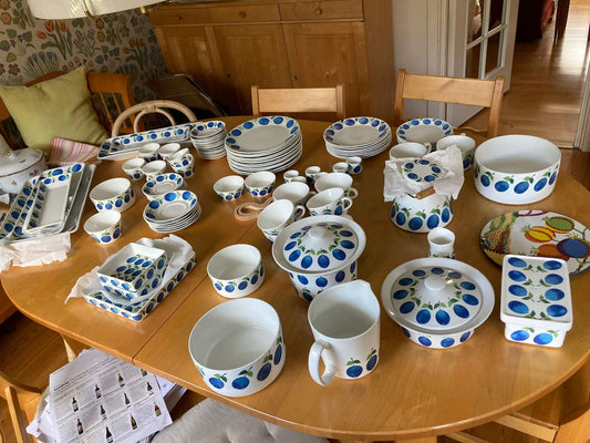 北欧ヴィンテージ食器が生まれる理由〜形見を手放す文化〜の様々な食器がテーブルに並んでいる様子