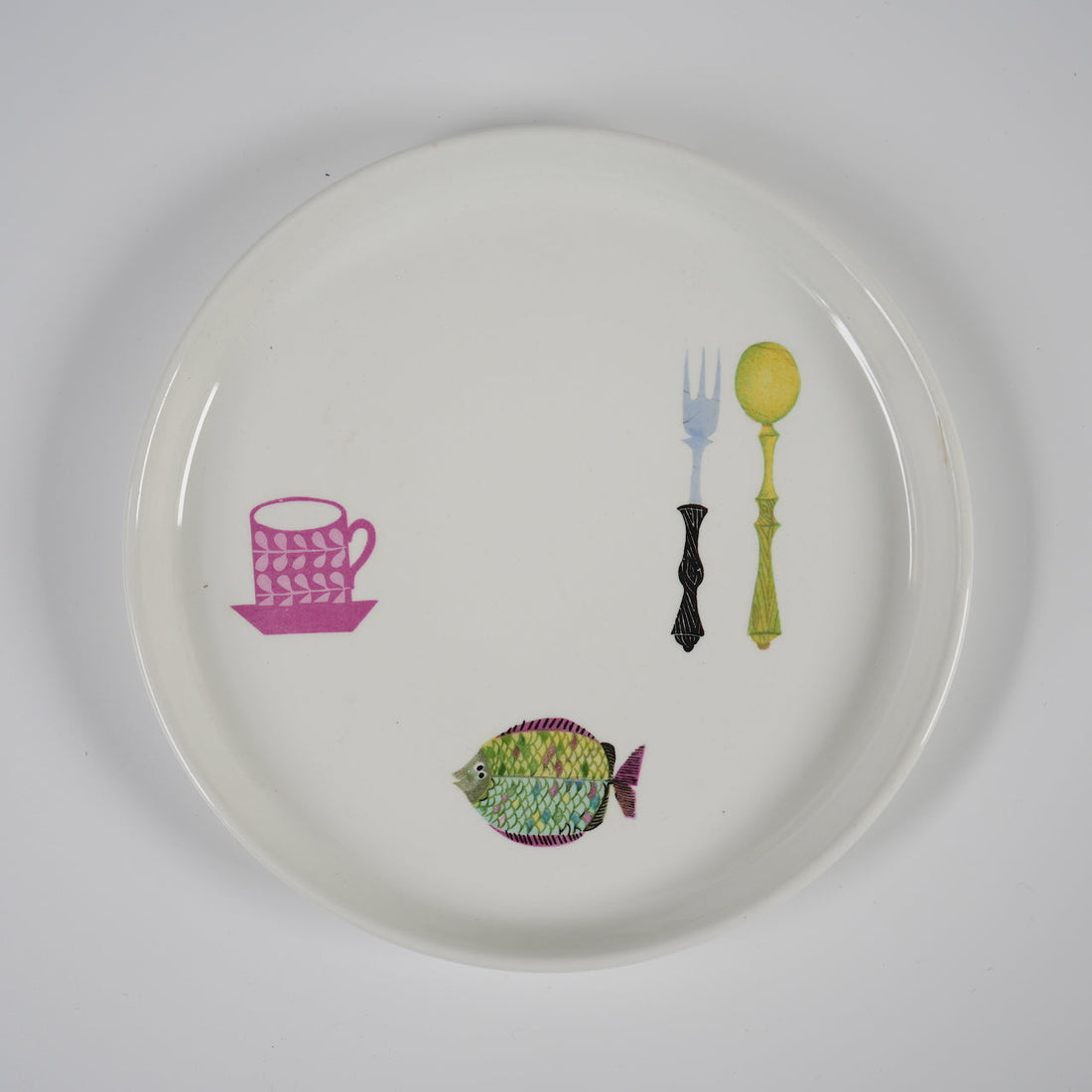 グスタフスベリ ピンタの丸皿｜カップと魚とカトラリーが散る北欧ヴィンテージ食器