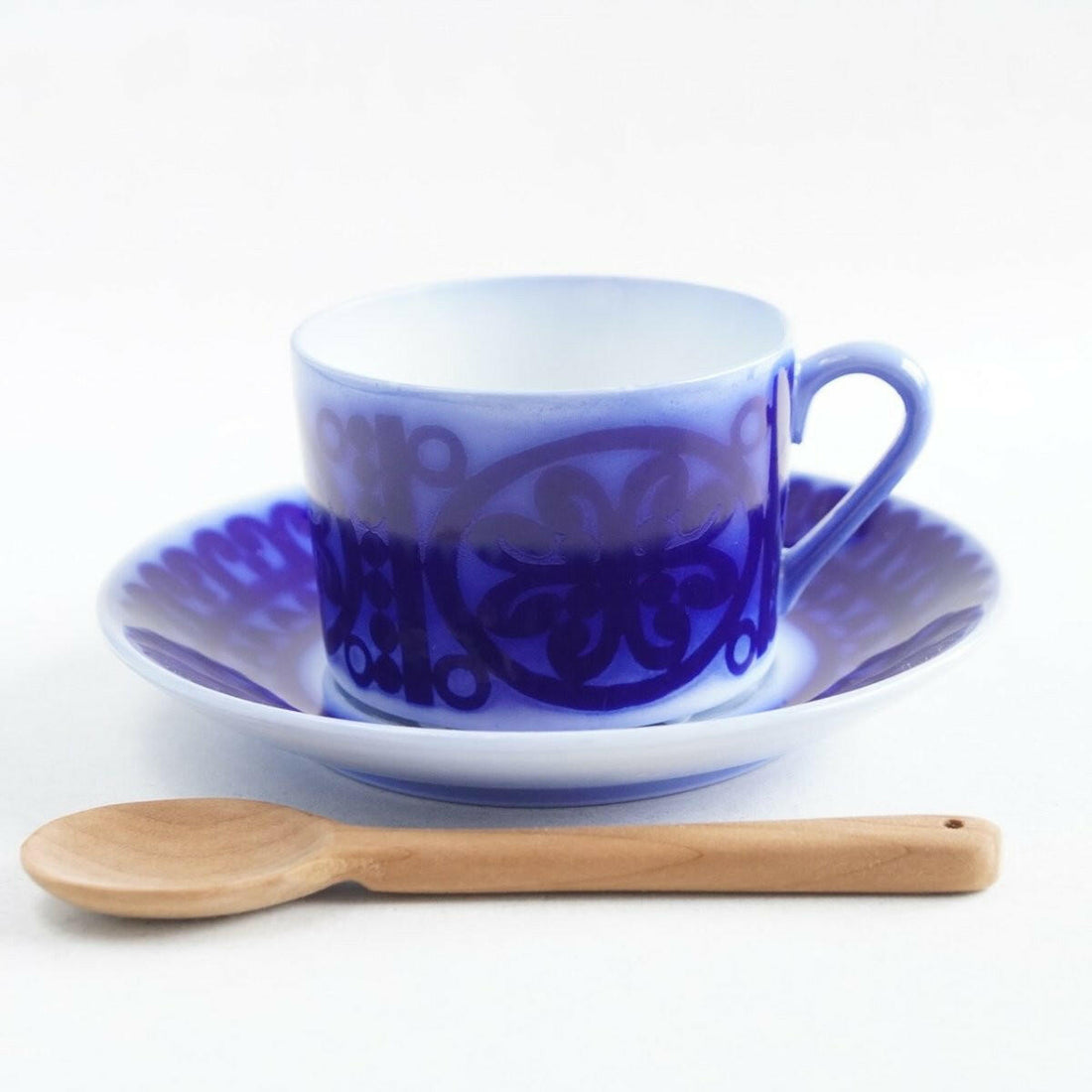 グスタフスベリ ブローヒュサールのカップ＆ソーサー｜にじむコバルトの唐草模様