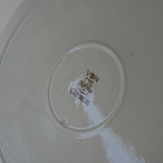 ロールストランド アネモン 26cmプレートの裏面｜高台の内側に残る支柱跡と北欧食器のバックスタンプ