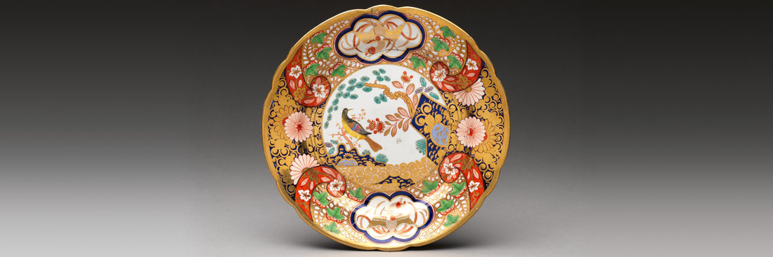 スポードのボーンチャイナの皿｜1815年ごろ、金彩と紺・朱の地に岩にとまる小鳥を描いた一枚