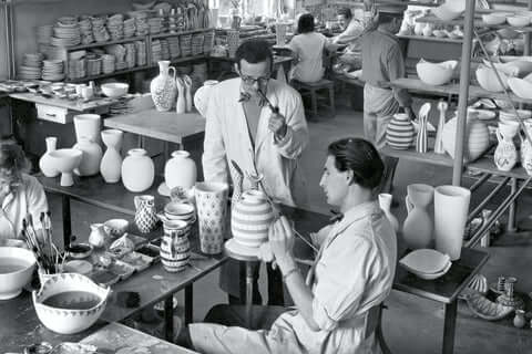 Gスタジオ（G-Studion）のアーティストが陶器に絵付けをしている様子のモノクロ画像