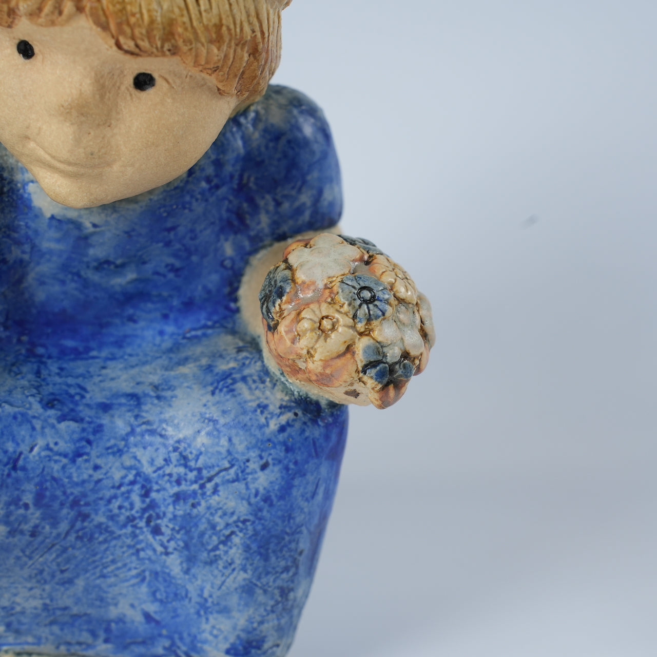 希少 リサ・ラーソン フリーランス作品 花を摘む青い服の少女 置物 Lisa Larson