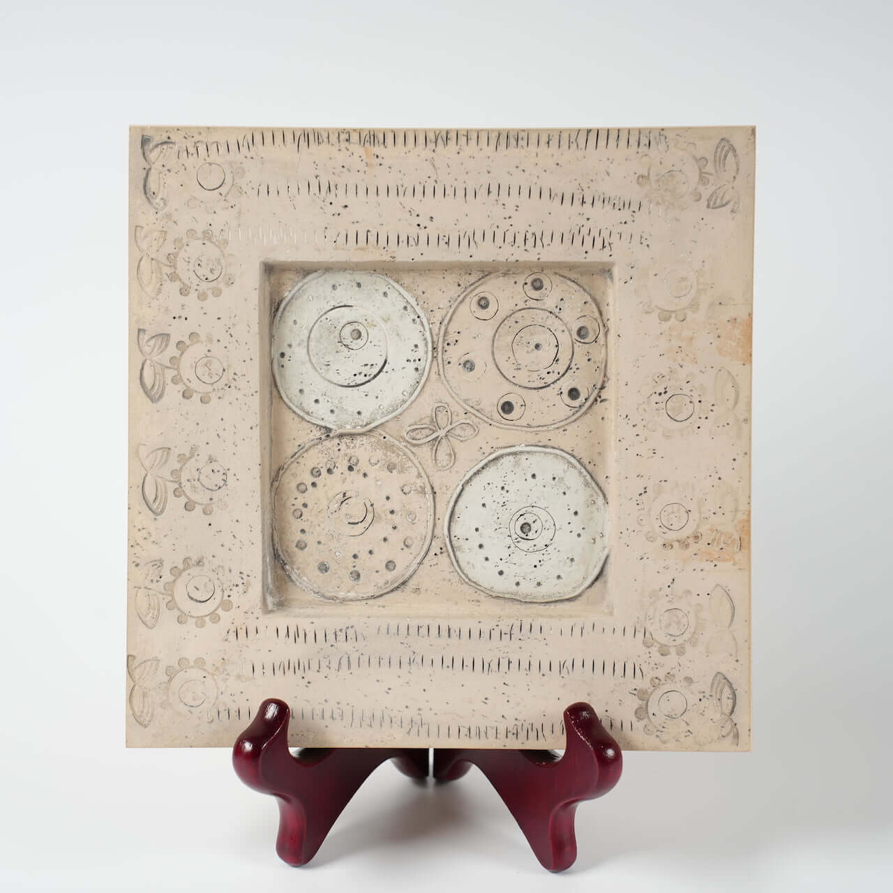 希少 ルート・ブリュック（Rut Bryk）中サイズ陶板の陶芸作品、花と模様が描かれたデザイン