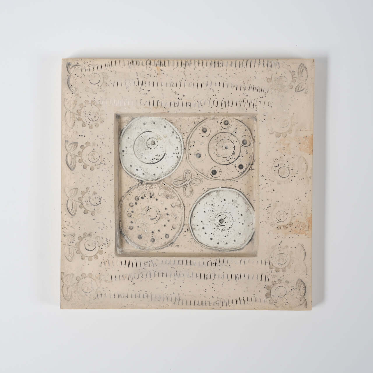 希少 ルート・ブリュック（Rut Bryk）中サイズ陶板 with circular patterns and floral motifs in earthy tones.