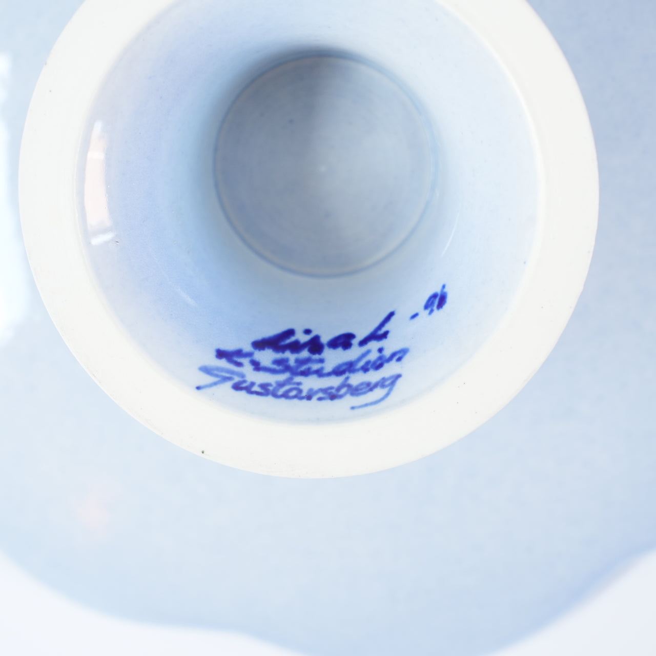 訳あり リサ・ラーソン Kスタジオ マリーン ケーキスタンド ケーキ皿の底部署名と青色の釉薬ディテール