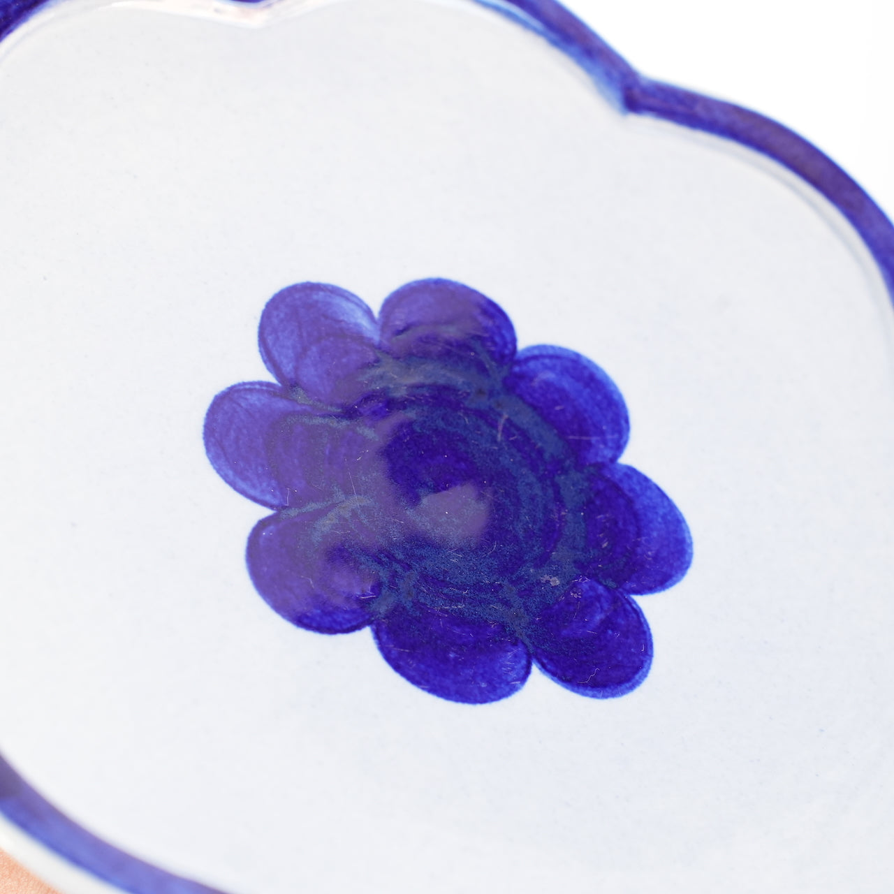 訳あり リサ・ラーソン Kスタジオ マリーン ケーキスタンド ケーキ皿の青い花模様のアップ画像