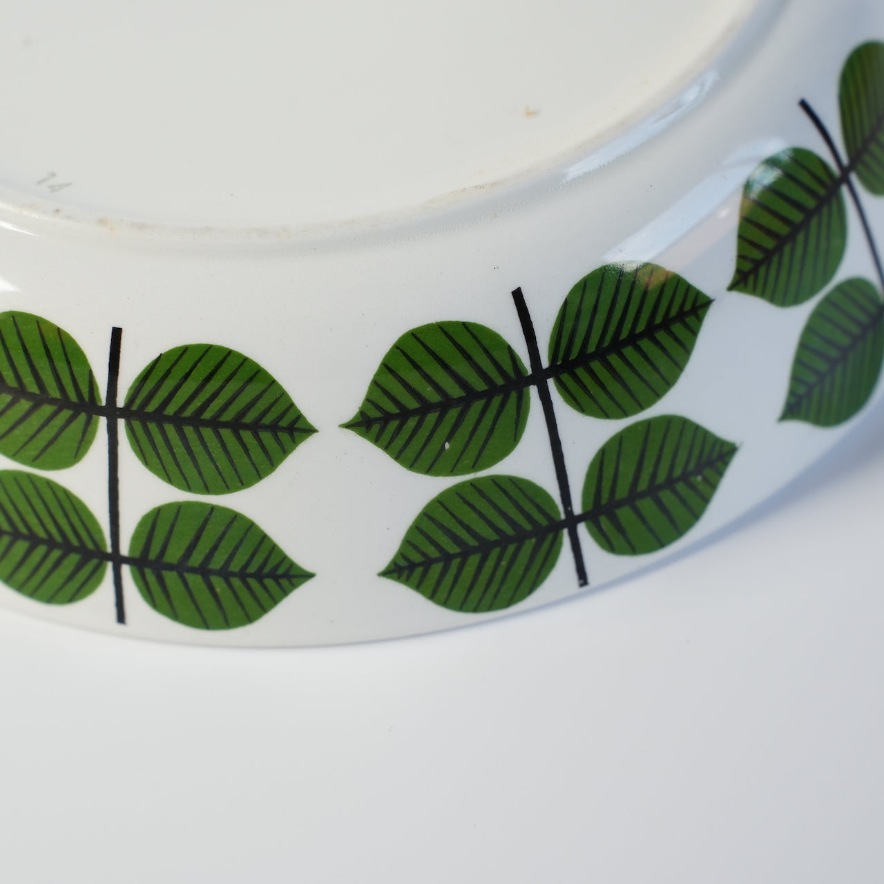 グスタフスベリ（Gustavsberg）ベルサ（Bersa）ヴィンテージ 深皿 スープ皿 ボウル 17cm 4の葉っぱ柄のデザイン