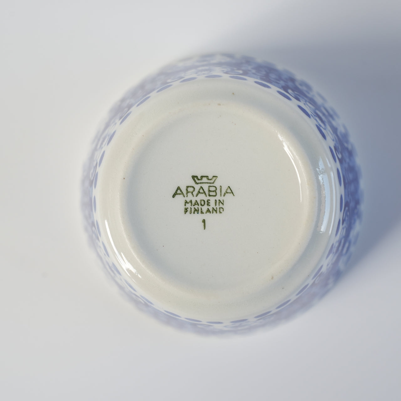 底面のARABIA アリ（Ali）シュガーボウル、フィンランド製の刻印が見える。