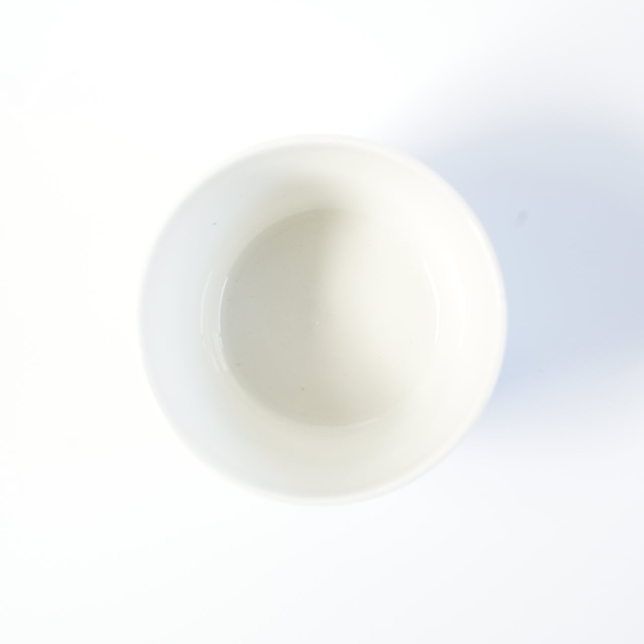 ARABIA アリ（Ali）シュガーボウルの白い内側の写真、シンプルなデザインが特徴。