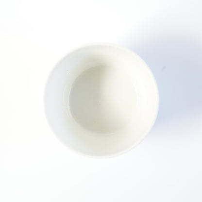 ARABIA アリ（Ali）シュガーボウルの白い内側の写真、シンプルなデザインが特徴。