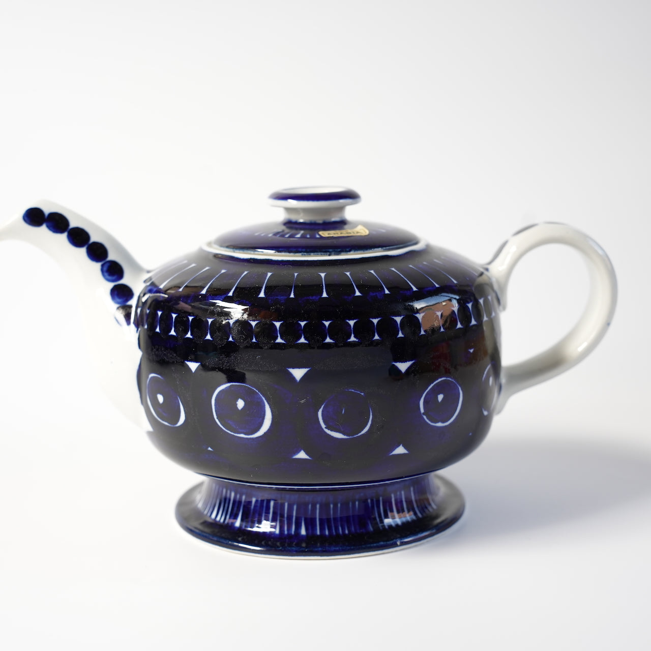 貫入あり ARABIA バレンシア（Valencia）コーヒーポットのサイドビュー、濃いコバルトブルーのデザイン