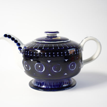 貫入あり ARABIA バレンシア（Valencia）コーヒーポットのサイドビュー、濃いコバルトブルーのデザイン