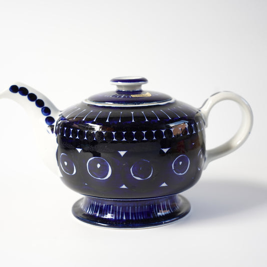 貫入あり ARABIA バレンシア（Valencia）コーヒーポットのサイドビュー、濃いコバルトブルーのデザイン