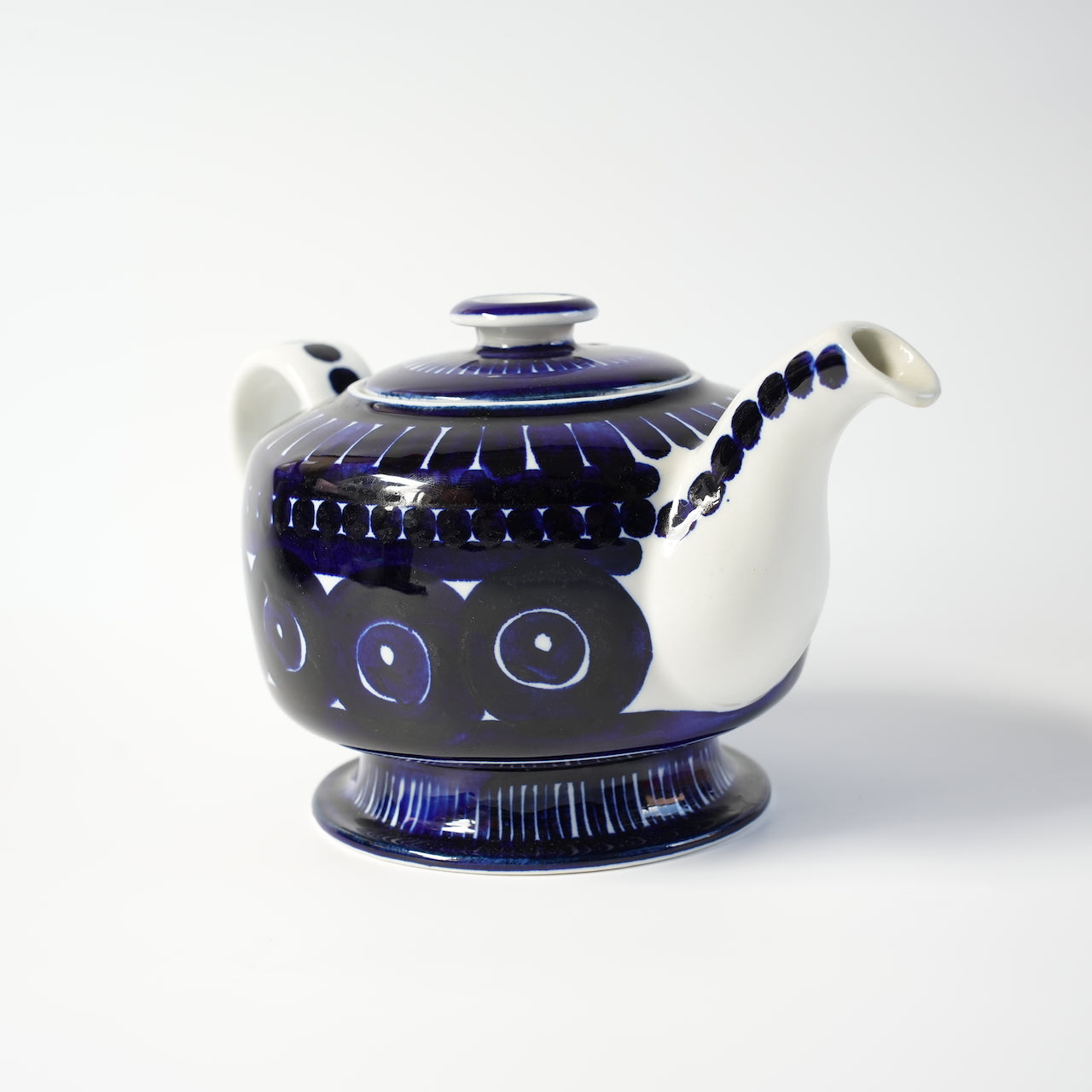 貫入あり ARABIA バレンシア（Valencia）コーヒーポットのサイドビュー。濃いコバルトブルーのデザインが特徴。