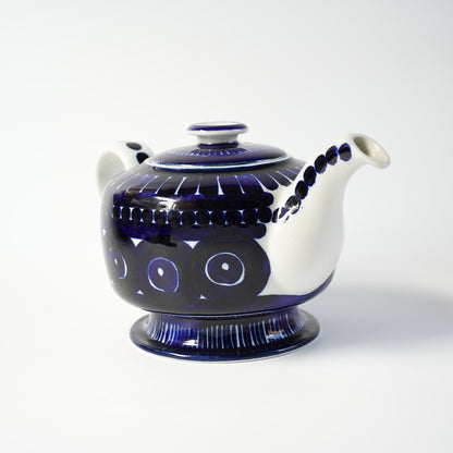 貫入あり ARABIA バレンシア（Valencia）コーヒーポットのサイドビュー。濃いコバルトブルーのデザインが特徴。