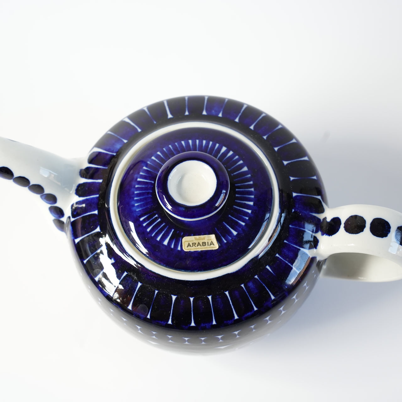 貫入あり ARABIA バレンシア（Valencia）コーヒーポットの上面の画像、コバルトブルーのデザインが特徴。