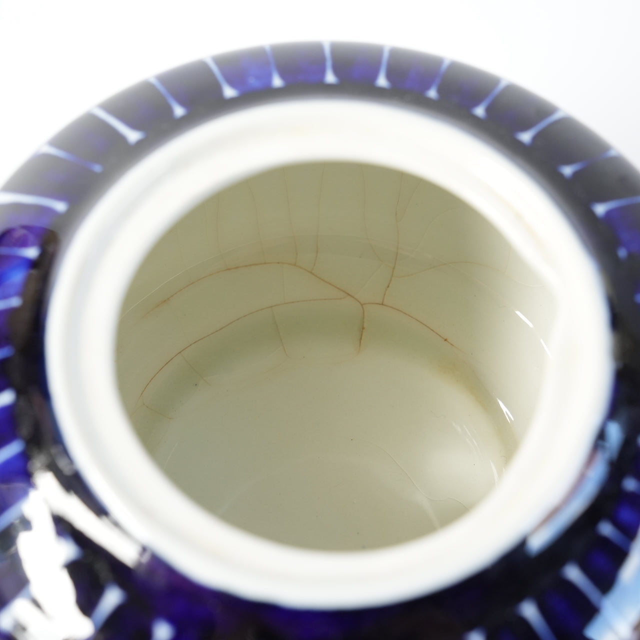 貫入あり ARABIA バレンシア（Valencia）コーヒーポットの内側の写真、独特なデザインと風合いを表現。