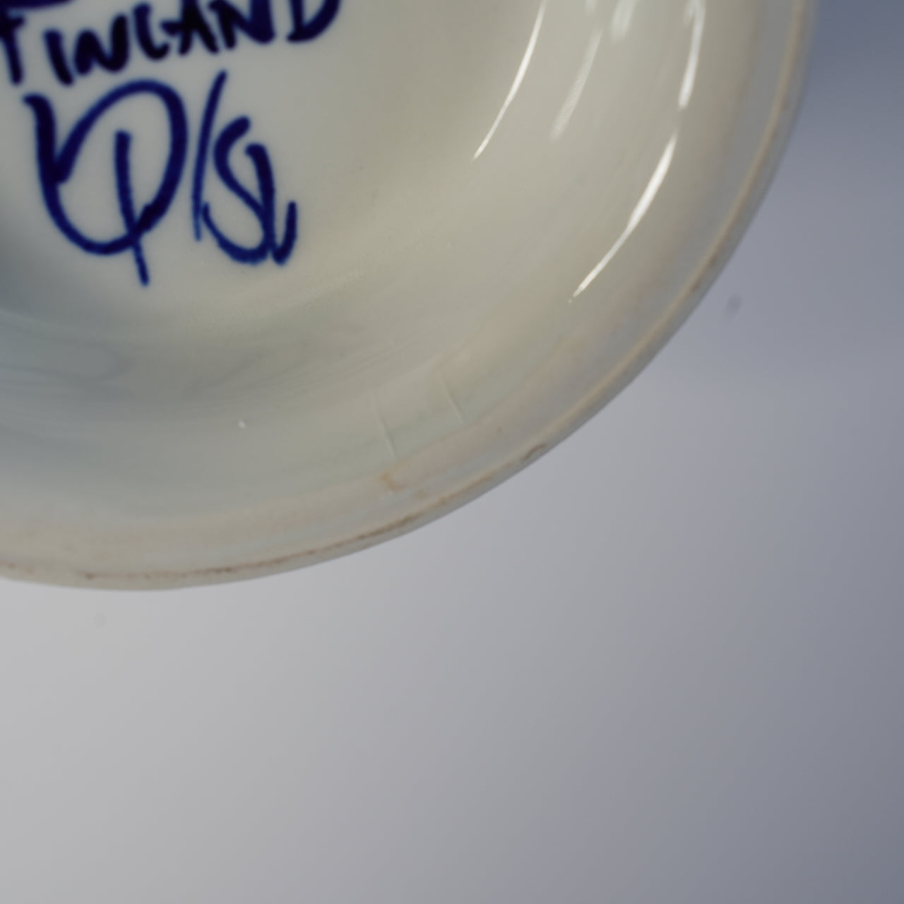 貫入あり ARABIA バレンシア（Valencia）コーヒーポットの底部、青い署名が確認できる