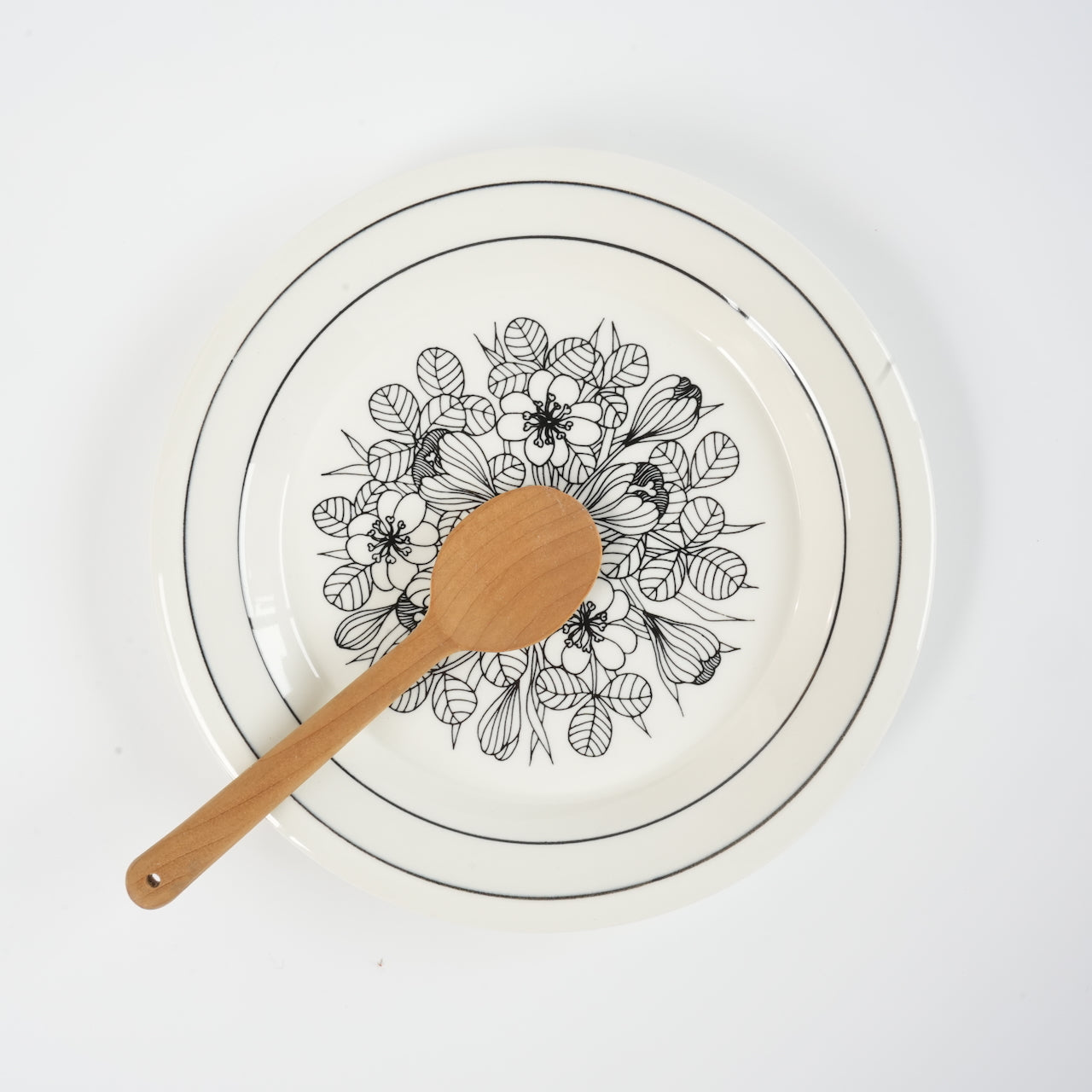 貫入あり ARABIA クロッカス（Krokus）17cmプレート 2 with wooden spoon on top of the plate.