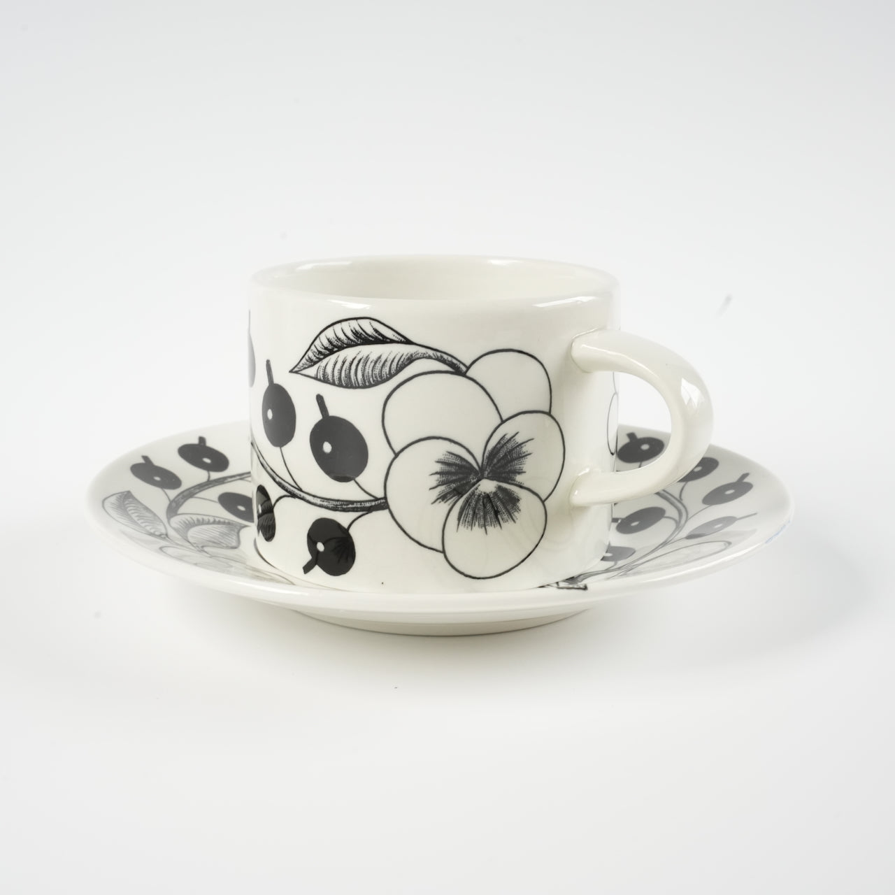 初期モデル アラビア（ARABIA）パラティッシ（Paratiisi）ブラック ティーカップ＆ソーサー - 北欧食器タックショミュッケ