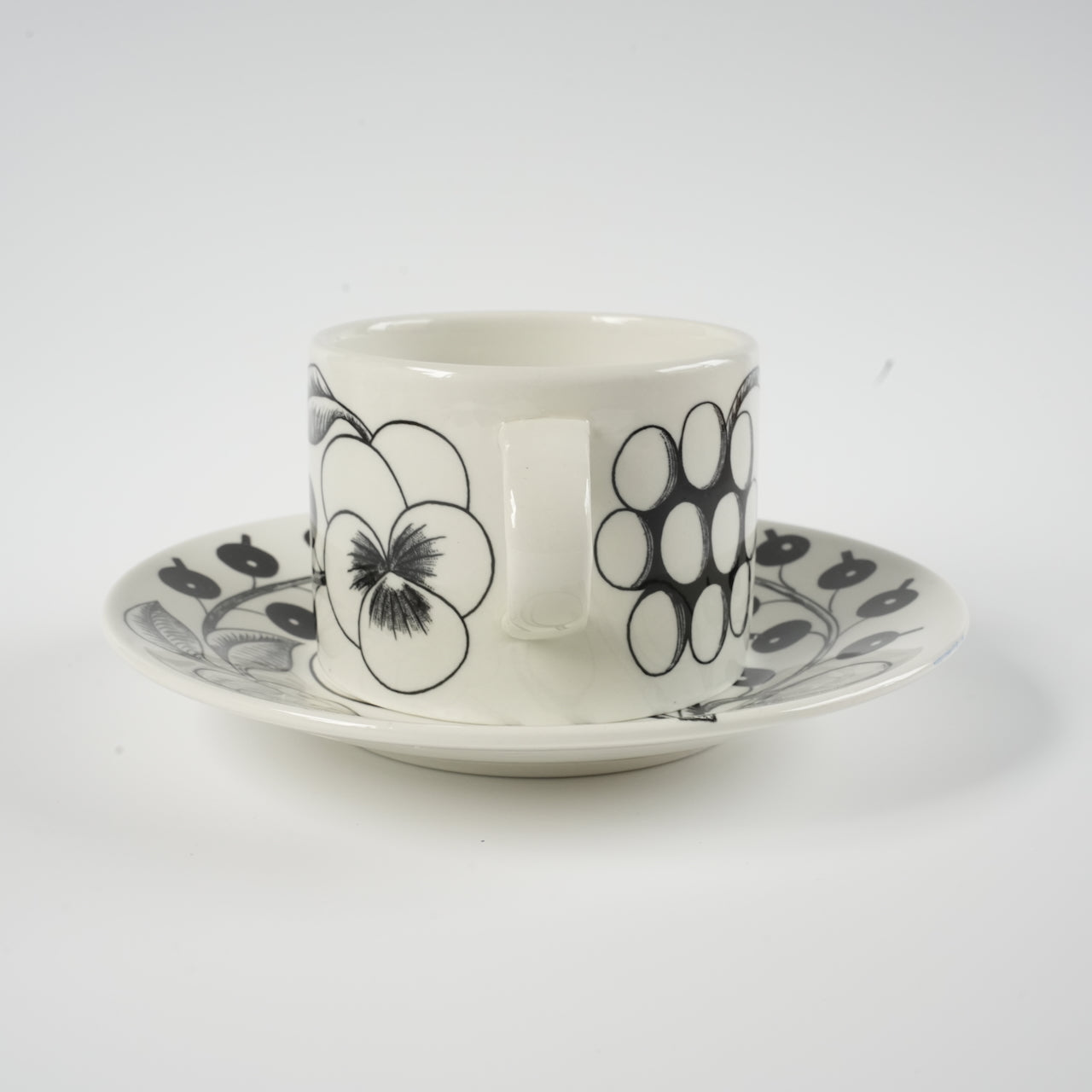 初期モデル アラビア（ARABIA）パラティッシ（Paratiisi）ブラック ティーカップ＆ソーサー - 北欧食器タックショミュッケ