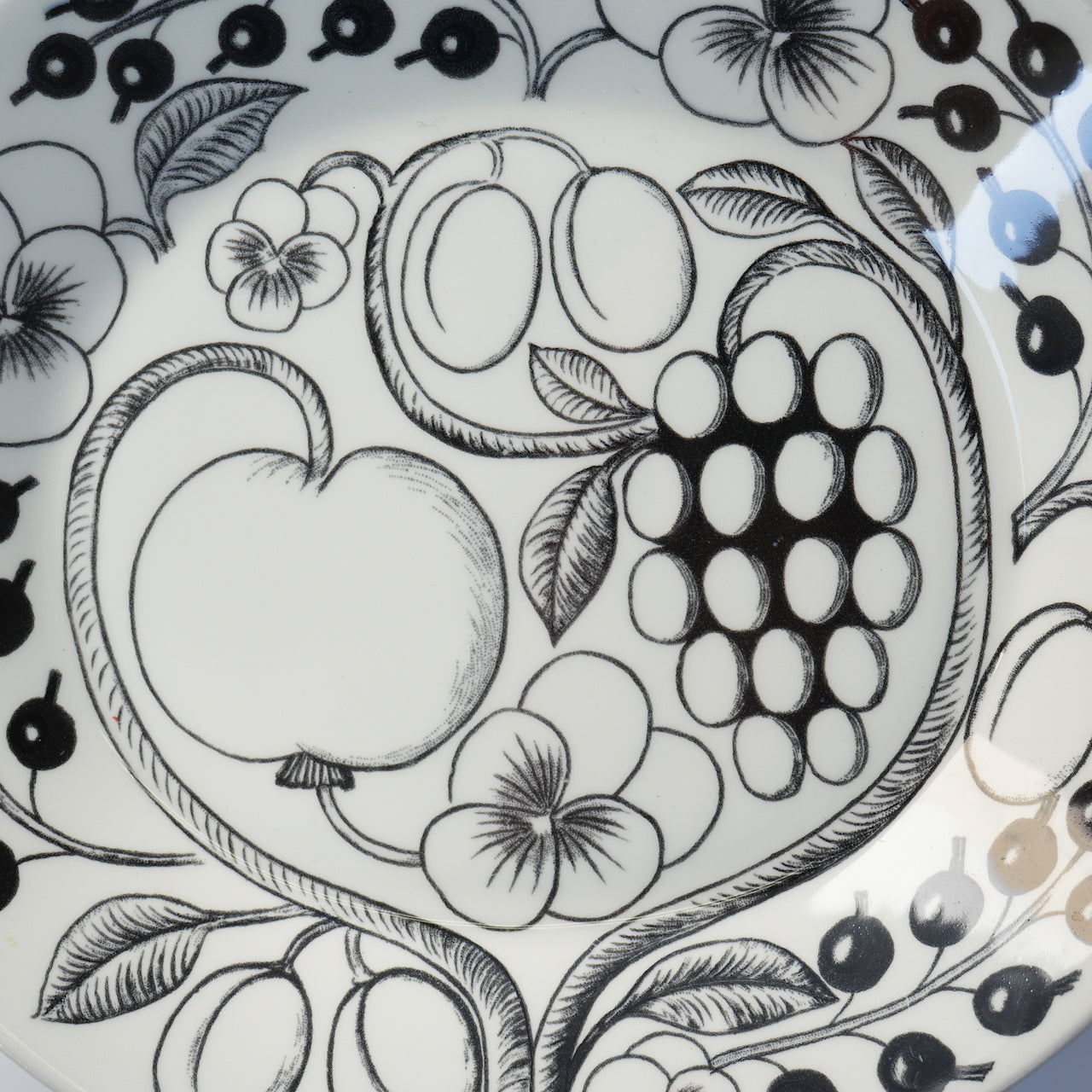 Arabia Paratiisi Black 25cm Oval Plate, the earliest model