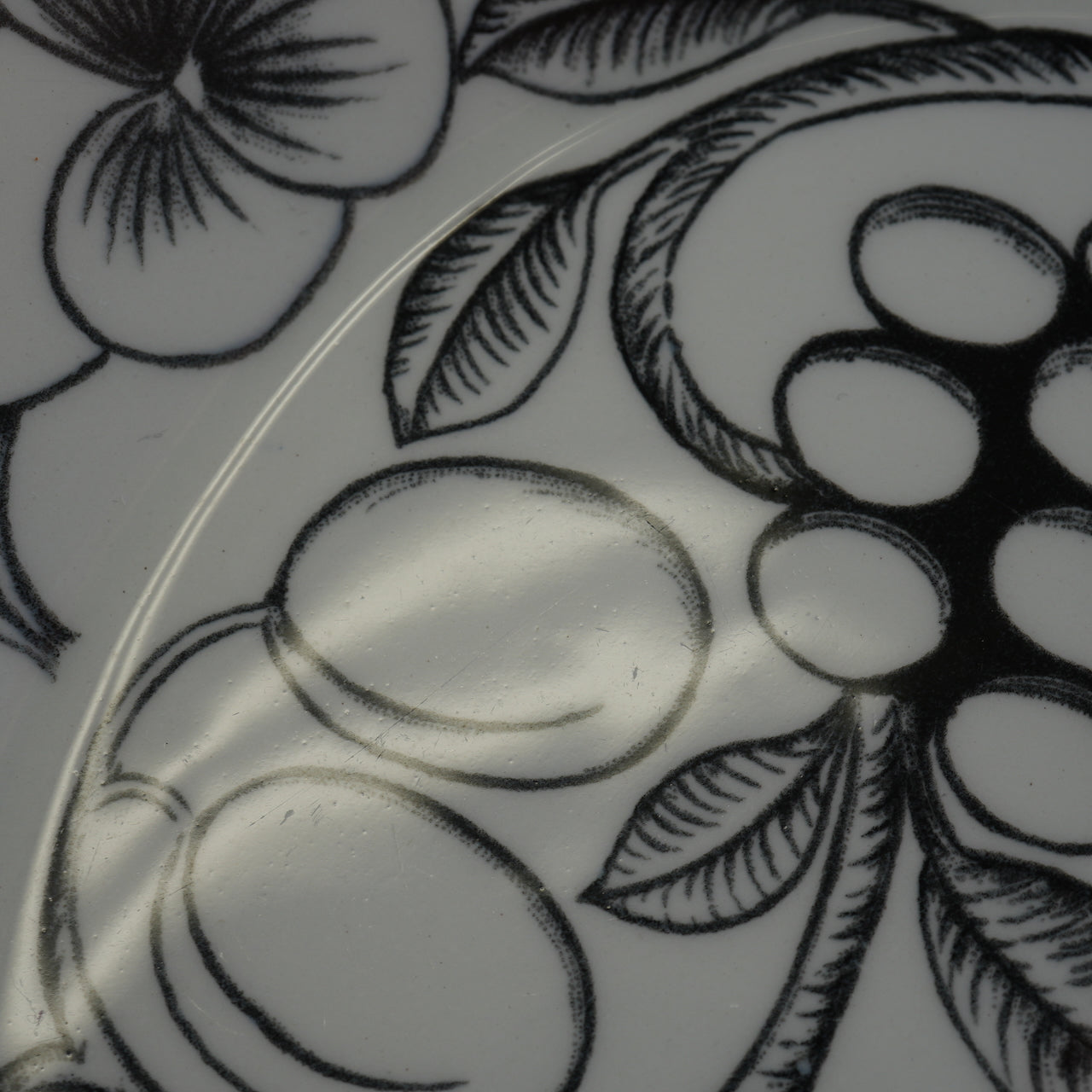 Arabia Paratiisi Black 25cm Oval Plate, the earliest model