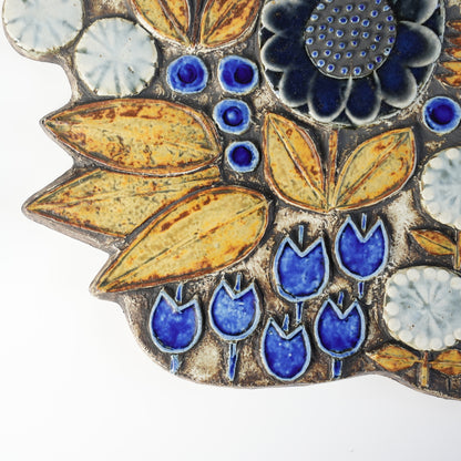 稀有丽莎·拉森·古斯塔夫斯堡花卉浮雕陶瓷匾