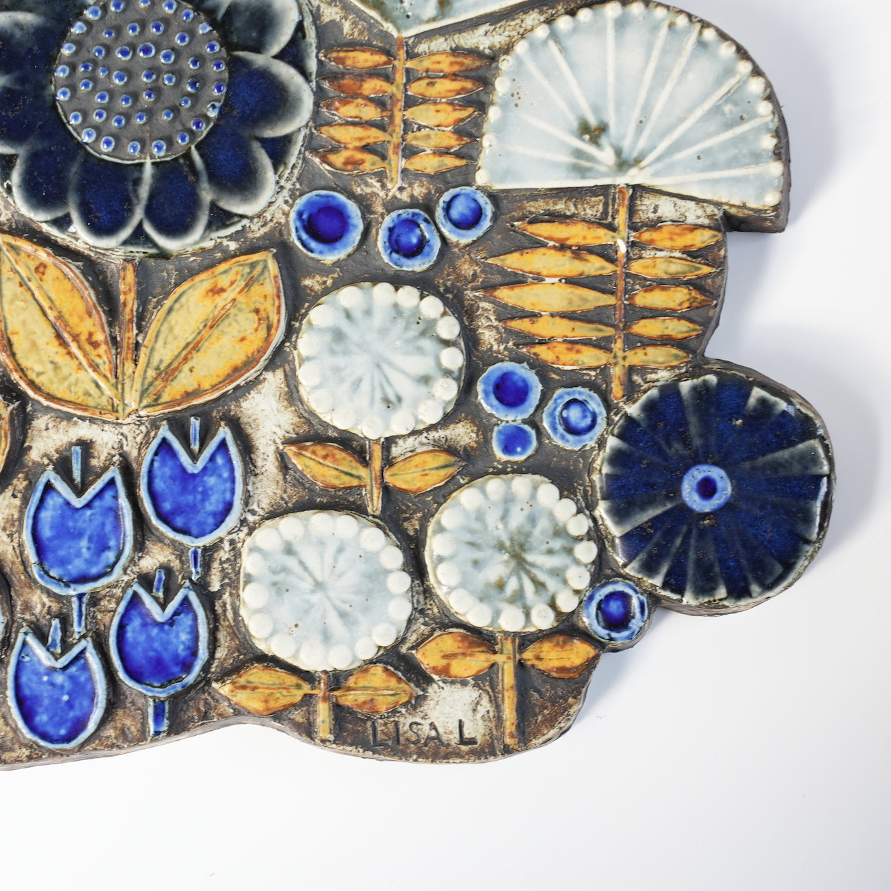 稀有丽莎·拉森·古斯塔夫斯堡花卉浮雕陶瓷匾