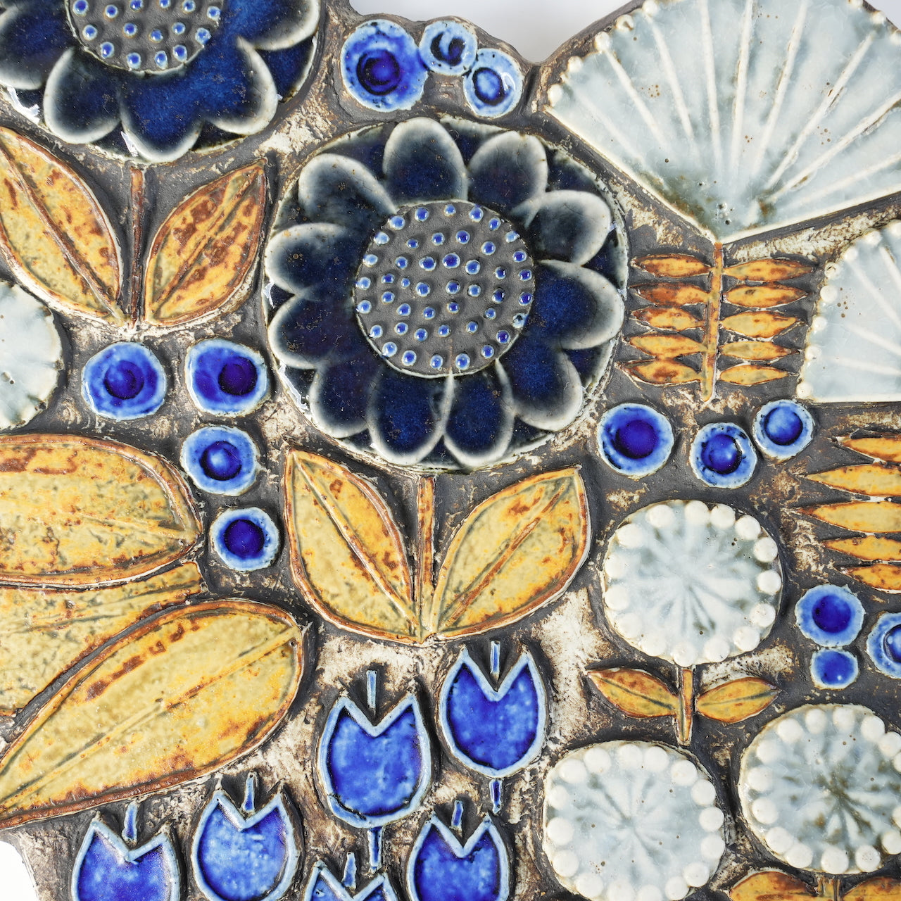 稀有丽莎·拉森·古斯塔夫斯堡花卉浮雕陶瓷匾