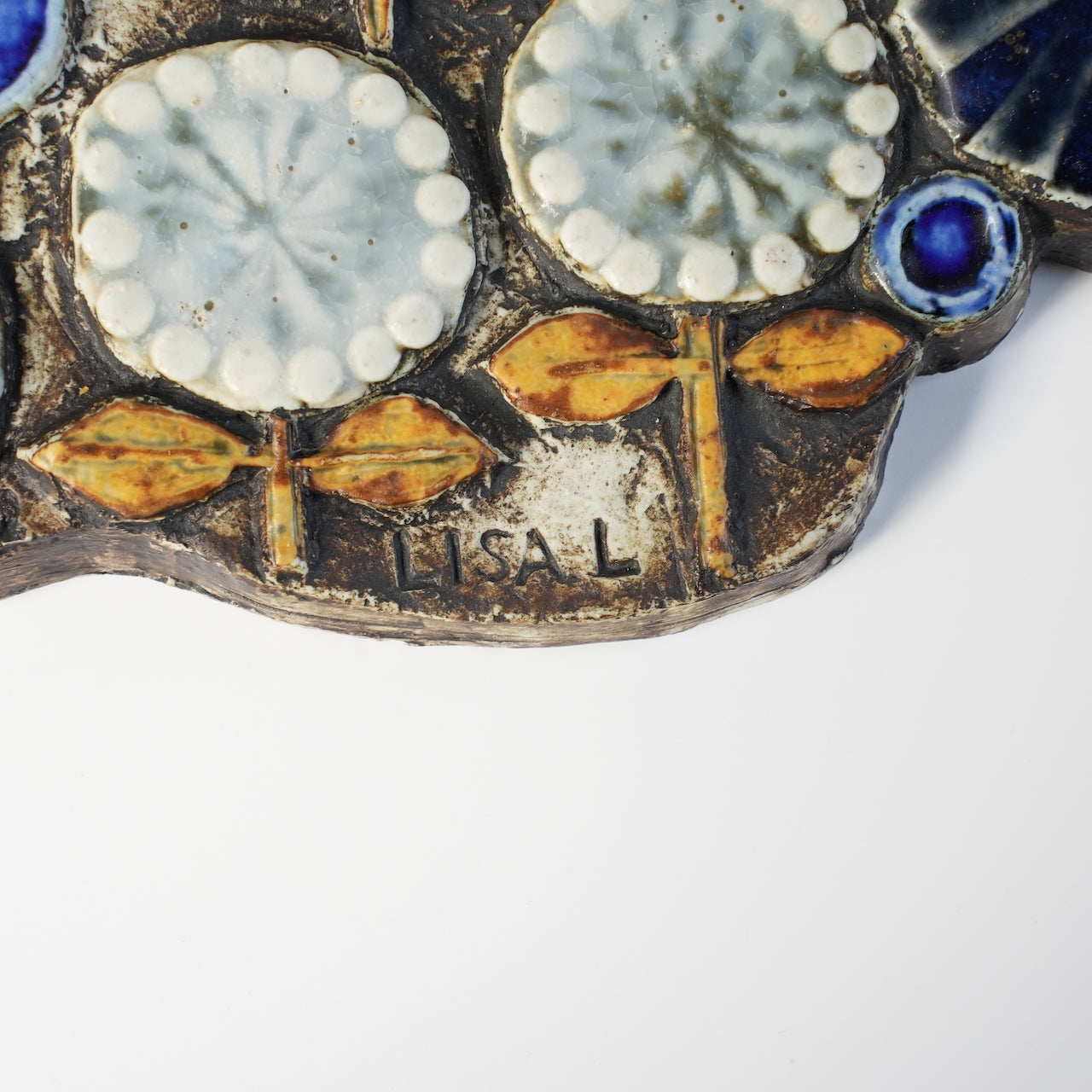 稀有丽莎·拉森·古斯塔夫斯堡花卉浮雕陶瓷匾